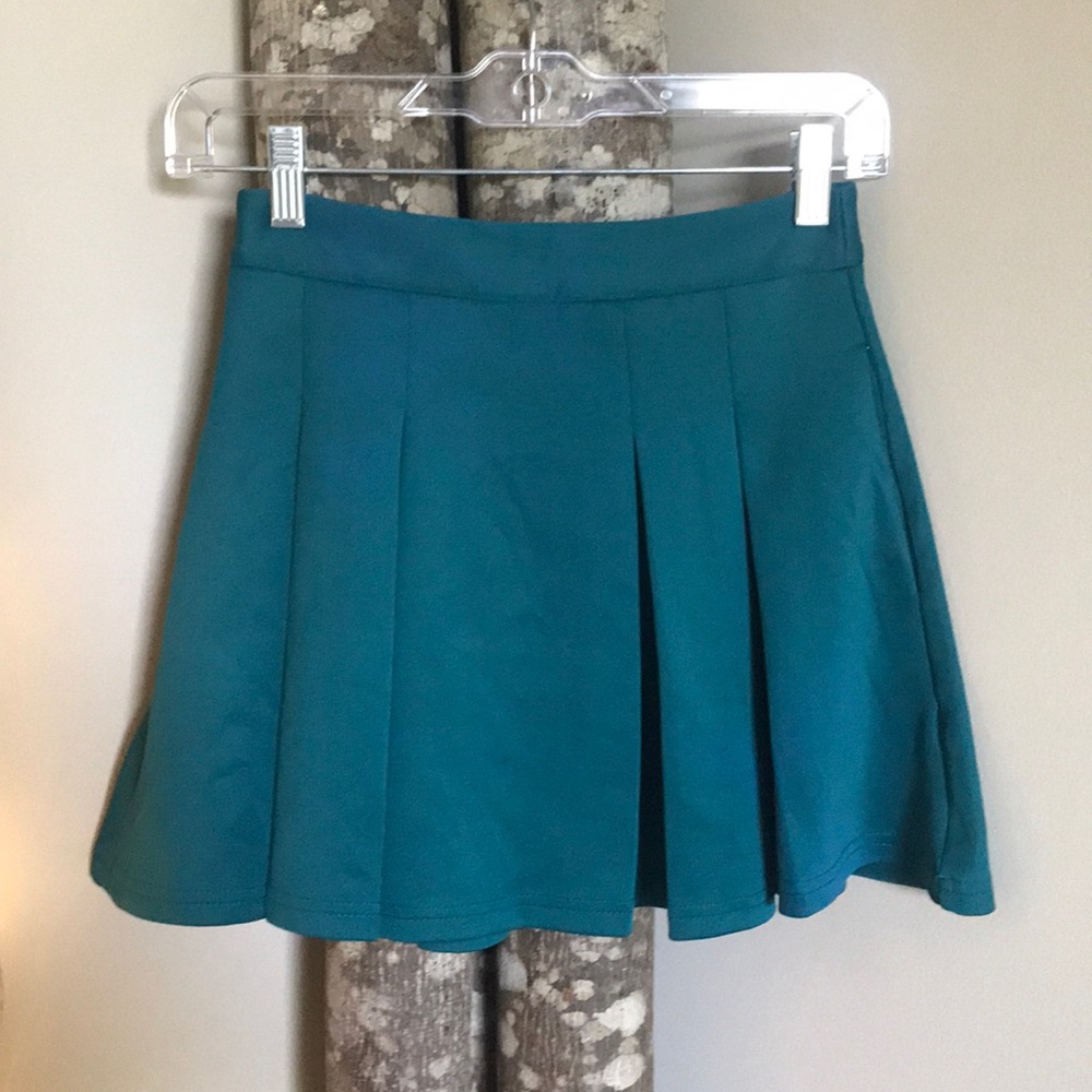 Pleated skirt ✨ has pockets ✨